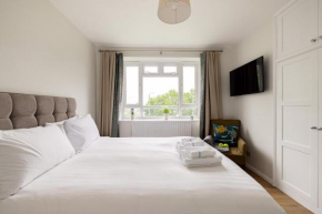 PenthouseStays Wimbledon - Chic 2 Bedroom King Bed Apartment with Balcony - 2 mins from Wimbledon Tennis Club and Museum - AELTC
